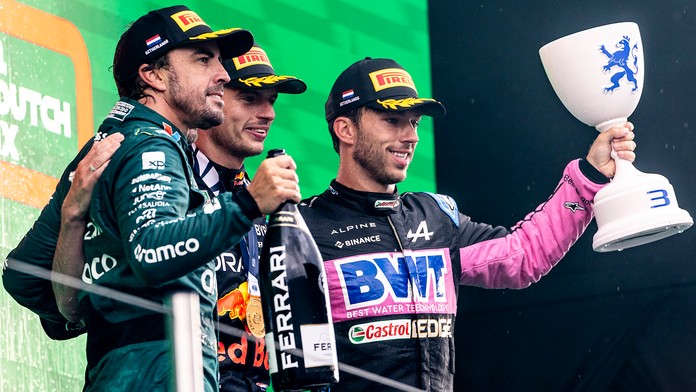 VEĽKÁ FOTOGALÉRIA: Verstappen potvrdil dominanciu a vyrovnal rekord. Pilotov v Holandsku trápilo počasie