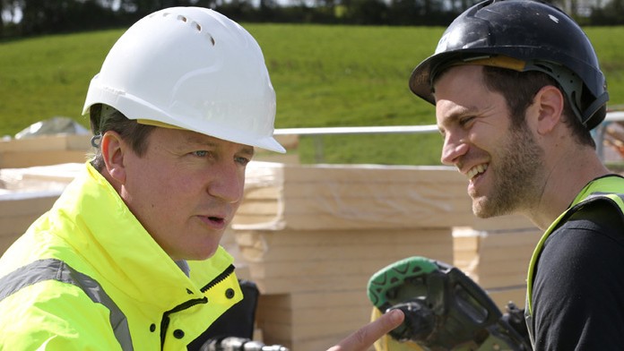 Britský premiér a líder Konzervatívnej strany David Cameron sa rozpráva s neznámym robotníkom. 