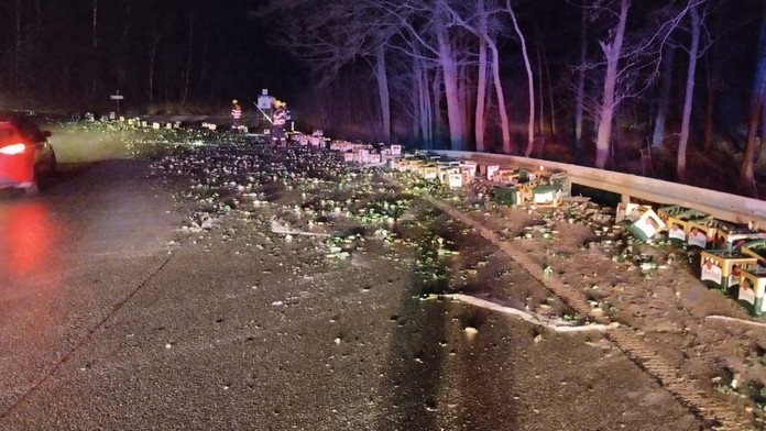 Z nákladného auta sa na českú cestu vysypali desiatky fliaš piva