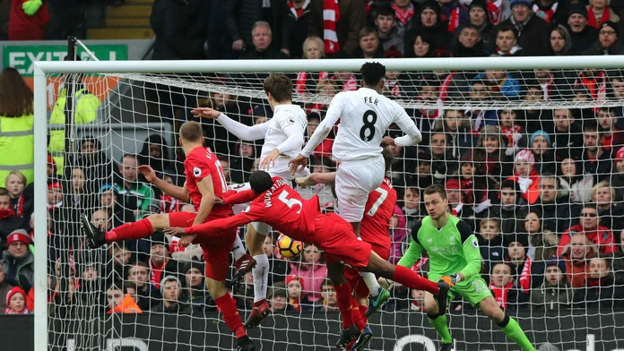 Hráč Swansea Fernando Llorente strieľa gól v zápase 22. kola anglickej Premiere League FC Liverpool - Swansea City.