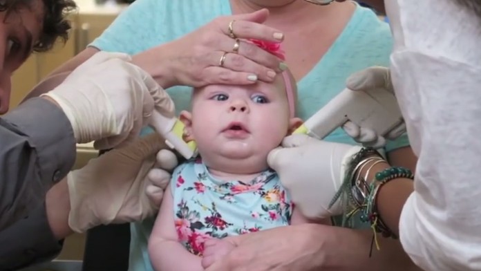 Mamička nechala prepichnúť dcérke uši. Ľudia ju na Facebooku vinia z násilia