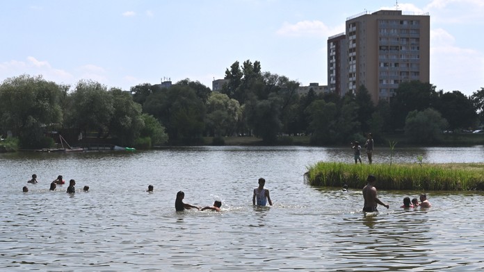 Vo vode objavili nebezpečné sinice. Na obľúbenom jazere okamžite zakázali kúpanie