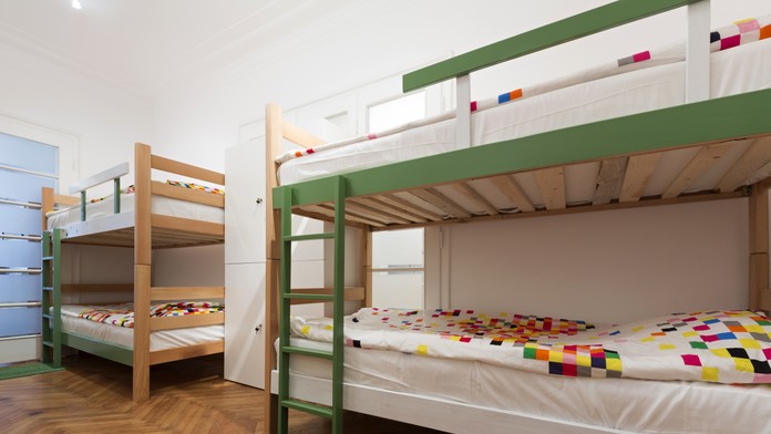 Chlapec (†4) zomrel, keď sa mu zasekla hlava v novej postieľke. Rodičia tvrdia, že dodržali inštrukcie