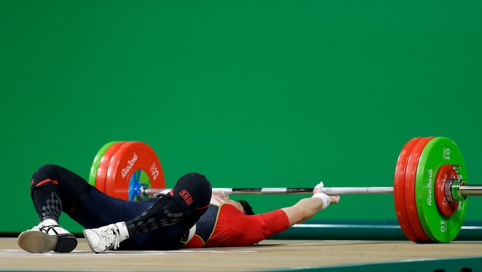 Japonec Yosuke Nakayama spadol počas súťaže mužov vo vzpieraní do 62 kg na OH v Riu.