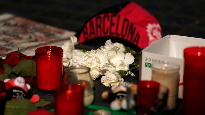 Kvety a svieca pre obete.