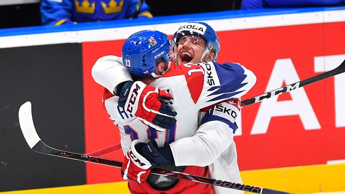 Čech Dominik Kubalík oslavuje gól proti Švédsku na MS 2019.