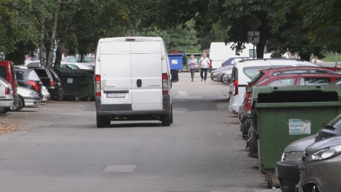 Parkovanie na sídlisku.