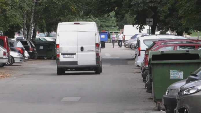 Parkovanie na sídlisku.