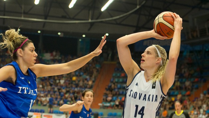 Na snímke vpravo Marie Růžičková (Slovensko) a vľavo Alessandra Fomicaová z Talianska na MS 2017.