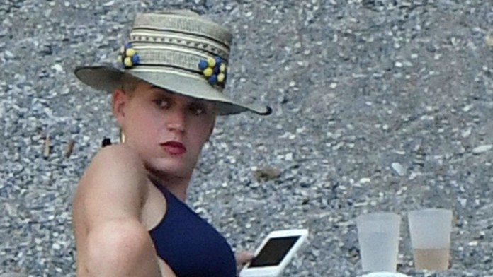 Uvoľnená Katy Perry na dovolenke. S rukou medzi nohami