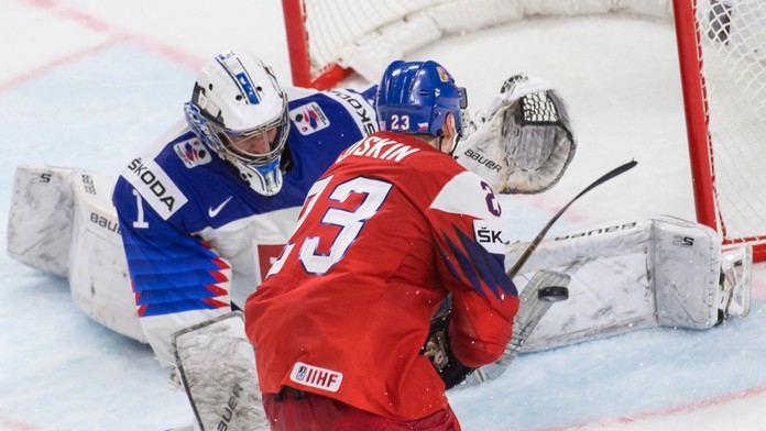 Dmitrij Jaškin strieľa víťazný gól v predĺžení.