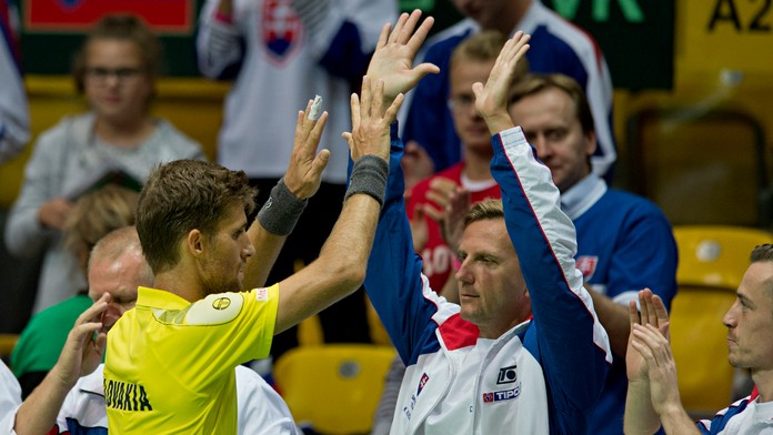 Martin Kližan oslavuje s trénerom Karolom Kučerom víťazstvo v zápase proti Poliakovi Michalovi Przysieznemu.