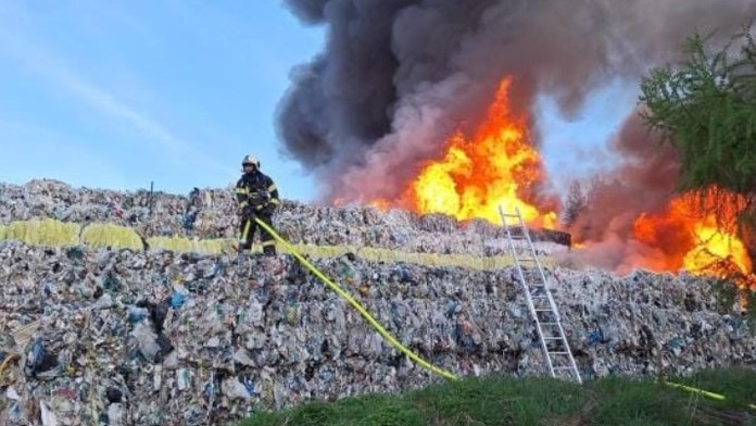 Na snímke požiar skládky pri Prahe.