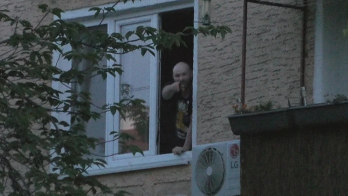 Chýba chodník.