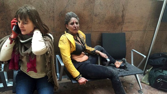 Letuška a žena po útoku na letisku v Bruseli.