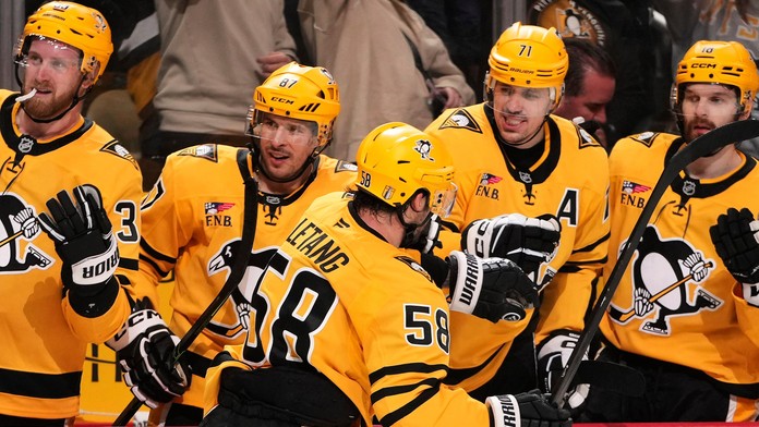 VIDEO: Pittsburgh opäť odvrátil koniec sezóny. Skúsený obranca strelil víťazný gól a zapísal sa do histórie