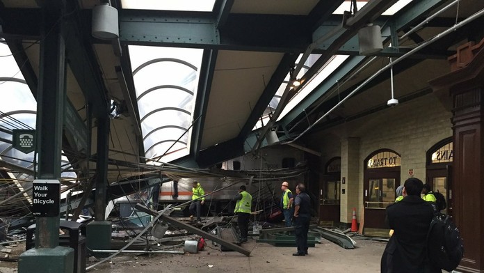 V New Jersey narazil prímestský vlak do stanice.