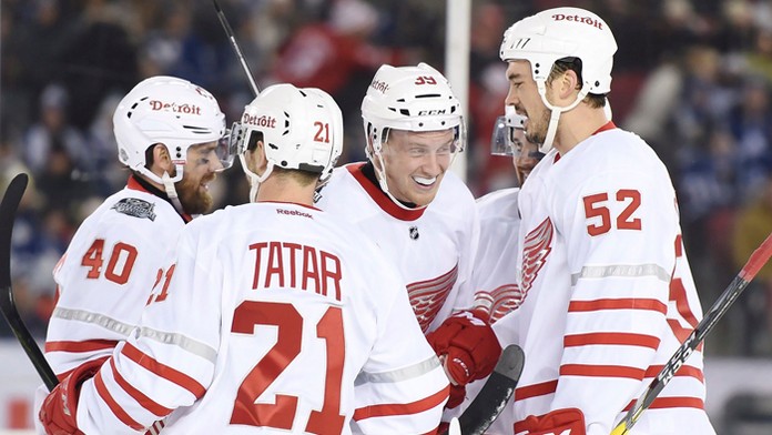 Hráči Detroit Red Wings, v popredí Tomáš Tatar.