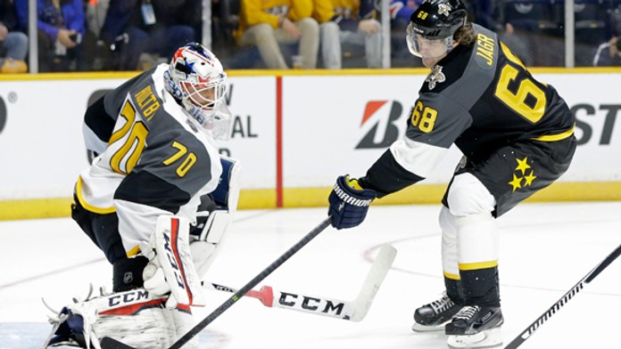 Jaromír Jágr (Atlantická divízia) prekonáva brankára Bradena Holtbyho (Metropolitná divízia) v NHL All Star Game.