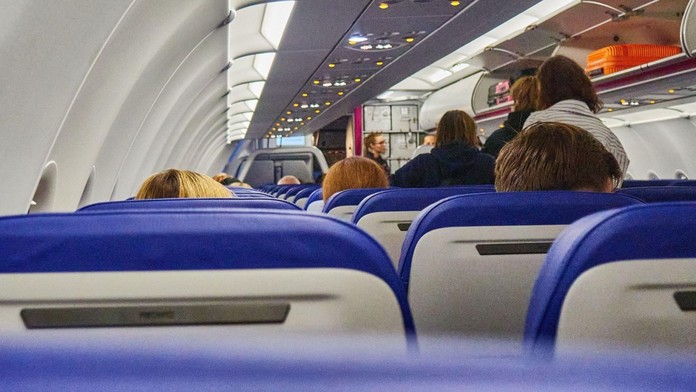 Snímka z interiéru lietadla.