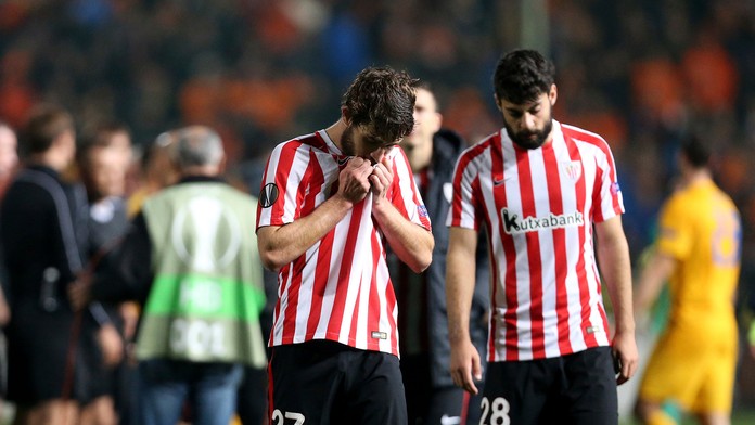 Sklamaní hráči Bilbaa Yeray Álvarez (vľavo) a Asier Villalibre po vypadnutí v šestnásťfinále EL proti APOELu Nikózia.