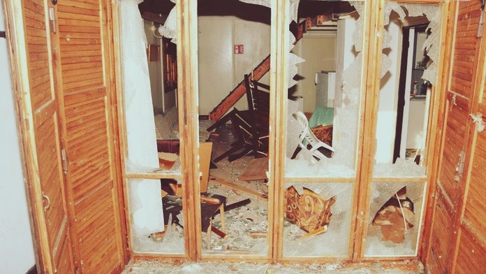 FOTO: Mestskú chatu v Novej Bani zničili vandali. Zdemolovali všetko, čo im stálo v ceste