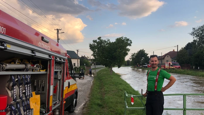 FOTO: Hladina potoka v Čečejovciach neuveriteľne stúpla, hovorí starosta. Stavali protipovodňové bariéry