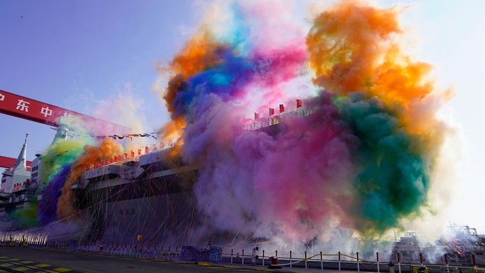 OBRAZOM: Čína dokončila najväčšiu obojživelnú loď sveta. Využíva katapult, ktorý doteraz mali iba USA