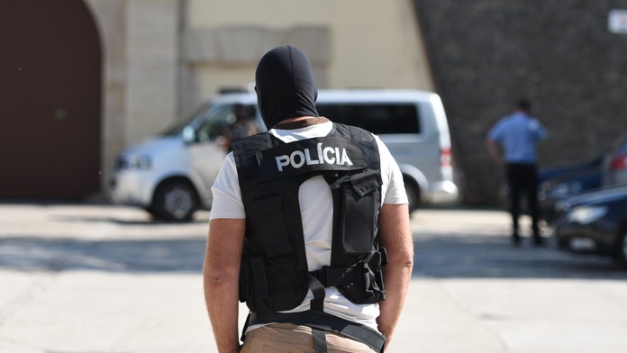 Žena zo strachu pred druhom vyskočila z okna bytu. Rodinná dráma skončila celou