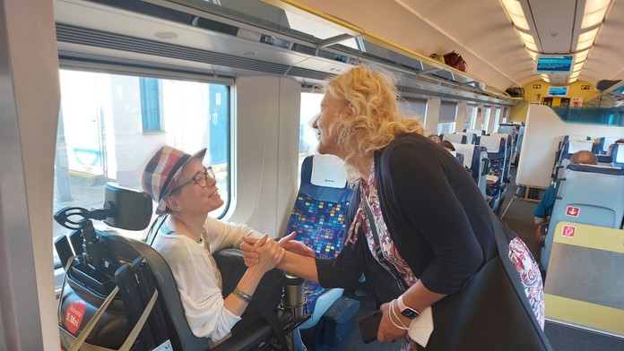 Komisárka Zuzana Stavrovská želá Zore Lednárovej šťastnú cestu.