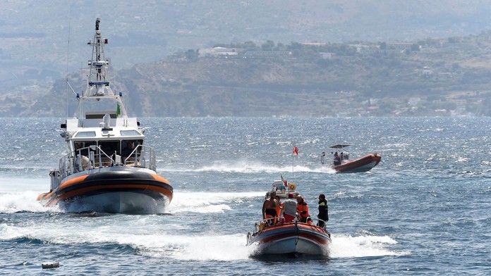 Záchranné a pátracie práce po potopení jachty