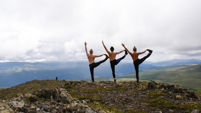 Kamáratky sa fotia hore bez všade po svete
