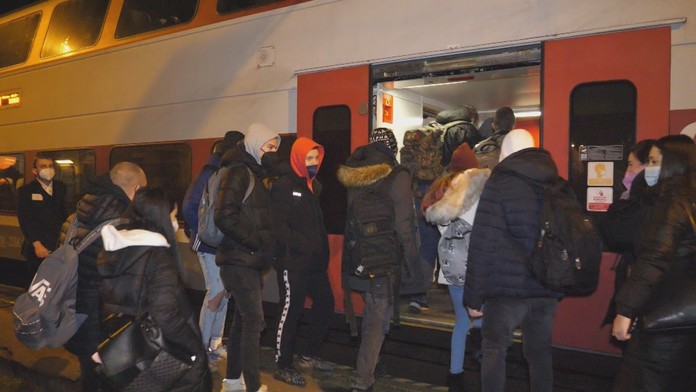 Preplnené vlaky zo Záhoria