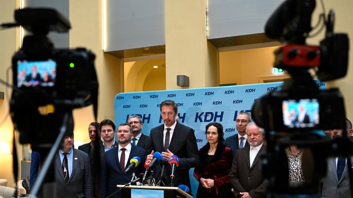 Jeden z poslancov KDH pripustil, že zvažuje odchod z parlamentu