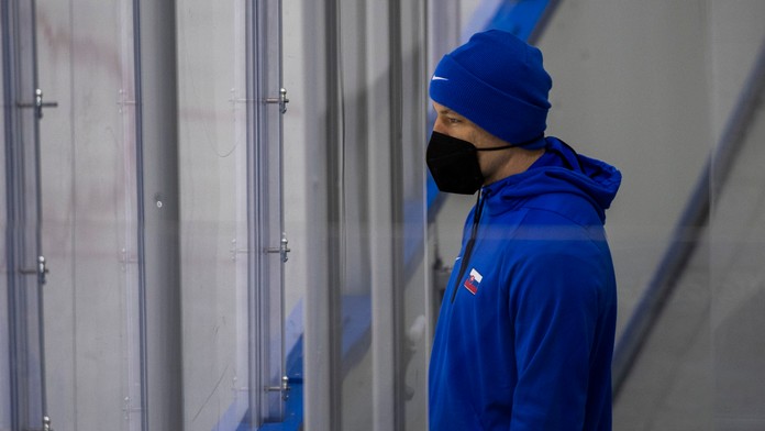Slovenský hokejový reprezentant Marek Ďaloga sleduje tréning pred ZOH 2022.
