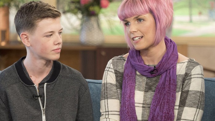 Tínedžer roky bojoval s rakovinou. Matka priznala, že mu tajne dávala konopný olej