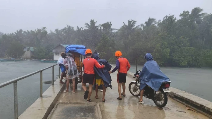 Supertajfún Fung-wong už zasiahol pobrežie Filipín. Hlásia prvé obete