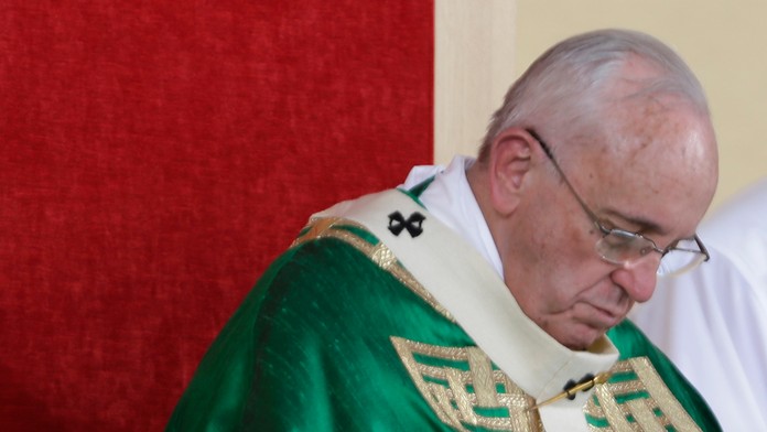 Pápež sa modlil pri Turínskom plátne.