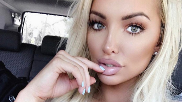 Trápenie tejto modelky pochopia len ženy s veľkými prsiami