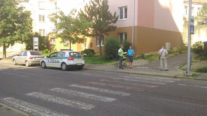 Auto zrazilo na prechode pre chodcov muža s kočíkom