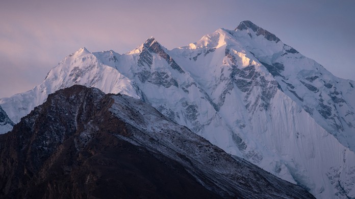 Na hore Rakapoši uviazli dvaja českí horolezci.