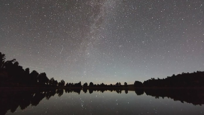 Dnes sa oplatí zostať dlhšie hore.