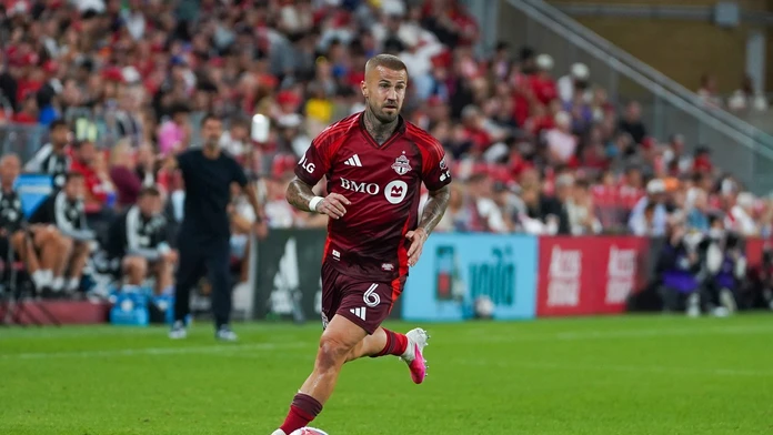 VIDEO: Bizarný vlastenec v MLS. Dlhoročný hráč Bundesligy poslal súpera do vedenia kurióznym spôsobom