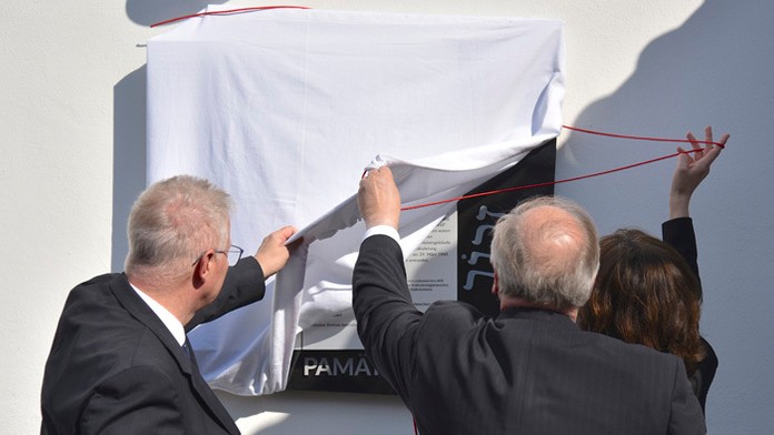 Pamätná tabuľa maďarským Židom z pracovného tábora Engerau.