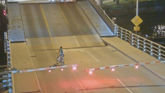 Cyklistku takmer pripučil zdvíhací most.