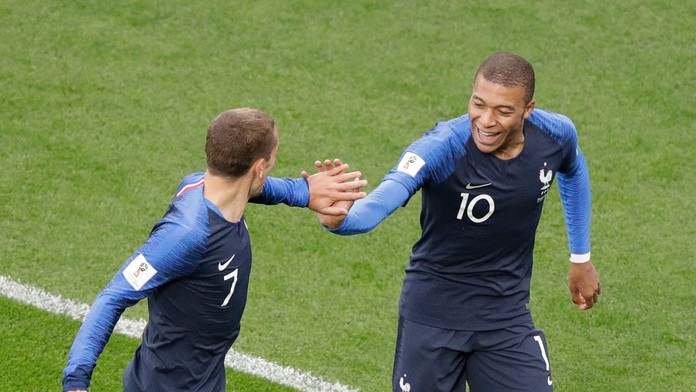 Francúzi Kylian Mbappé (vpravo) a Antoine Griezmann sa radujú z gólu proti Peru na MS 2018.