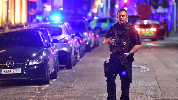 Polícia okolie mosta uzavrela.