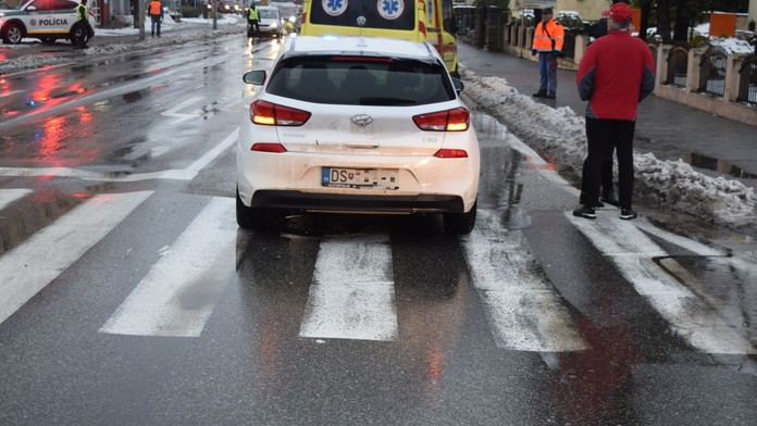 Už boli takmer na chodníku, keď do nich vrazilo auto. Zranenú babičku s vnukom previezli do nemocnice