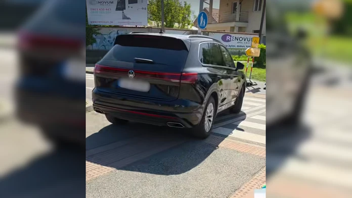 Jazdil po chodníku a cúval v protismere. Služobné auto rezortu obrany rieši polícia