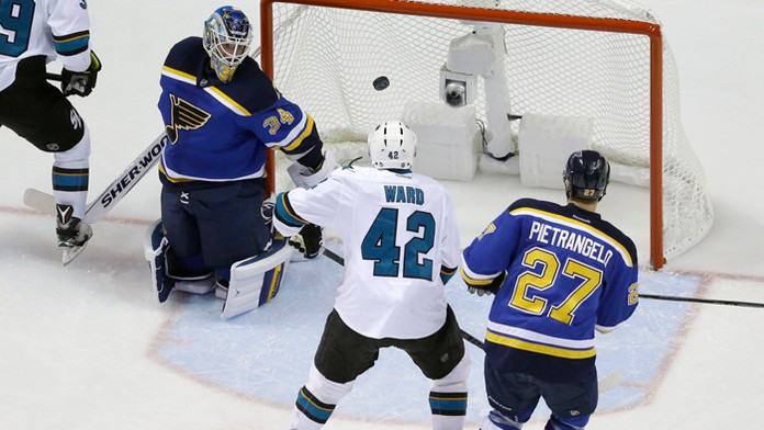Hokejisti San Jose zvíťazili v noci na utorok v piatom zápase finále Západnej konferencie play off NHL na ľade St. Louis.